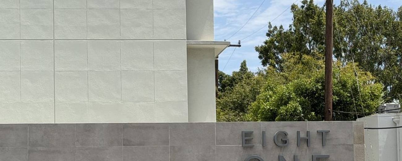 The Eight One Eight entrance wall at Doheny Plaza, West Hollywood