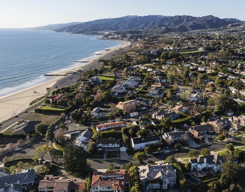 Bluff-top streets above the Pacific in Pacific Palisades