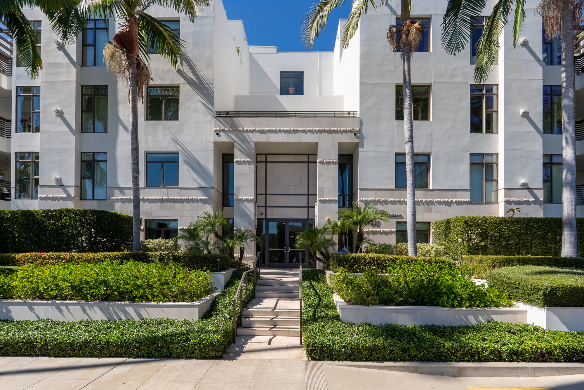 The exterior of 447 N Doheny Drive in Beverly Hills