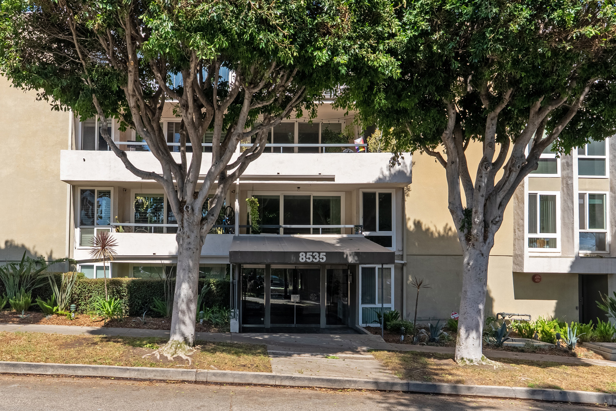 West Knoll Condominiums in West Hollywood, California