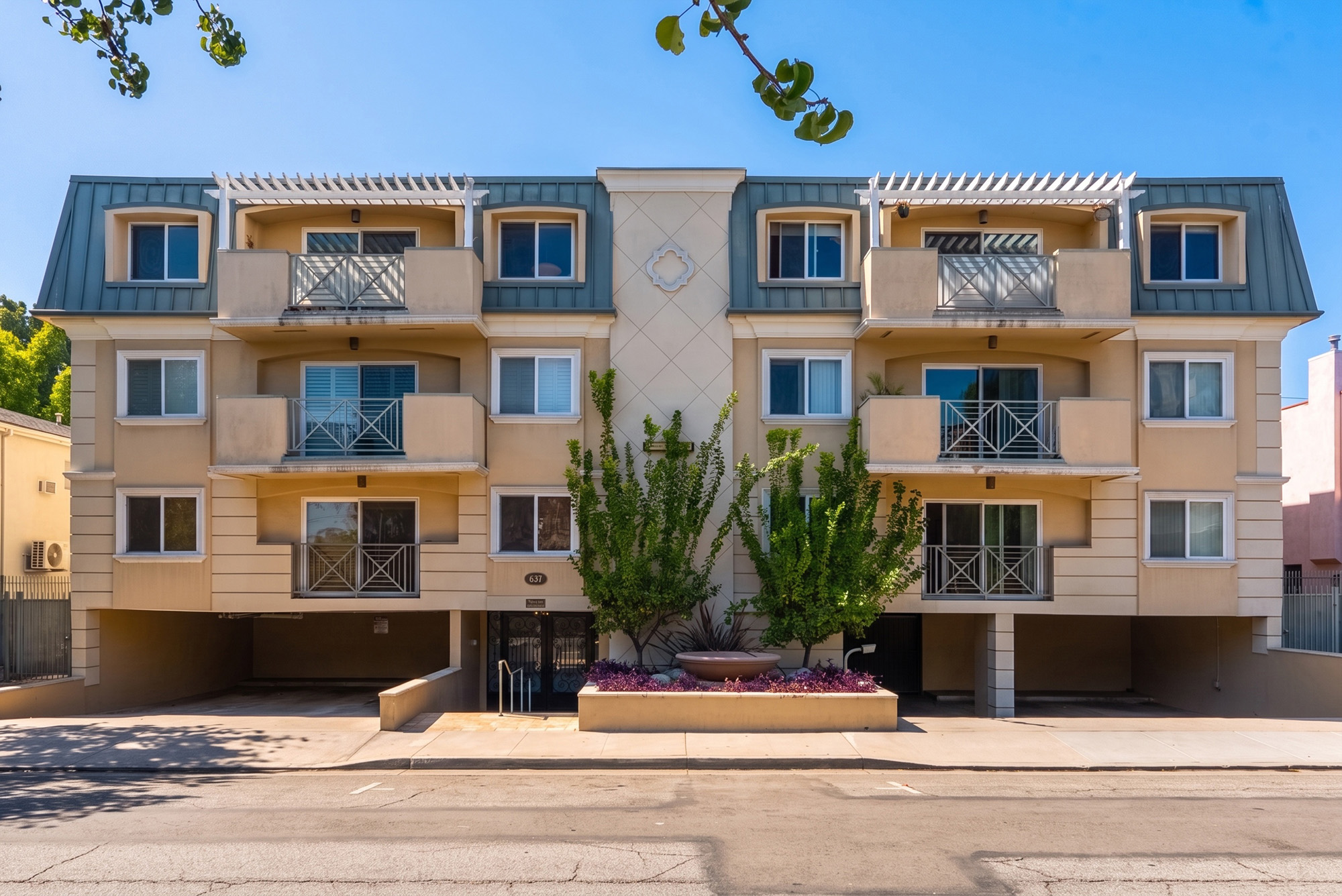 West Knoll Plaza condos in West Hollywood, California